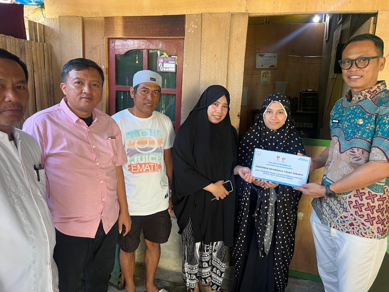 Pemprov Sulbar Salurkan Bantuan Beasiswa, Orangtua Mahasiswa Sampaikan Ucapan Terimakasih
