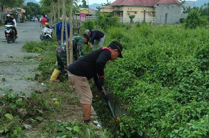 Babinsa Mamuju Bersama Warga Bersihkan Jalan dan Saluran Air