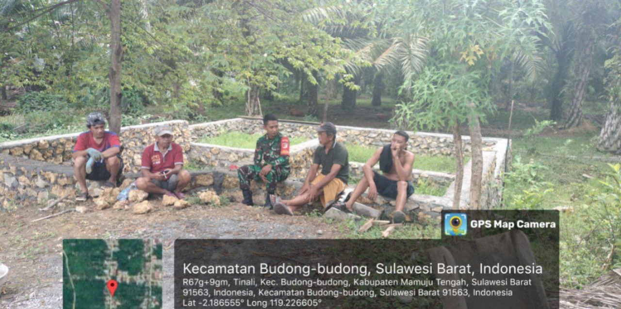 Babinsa Koramil 1418-04/Budong-Budong Gelar Komsos dengan Warga Desa Tinali