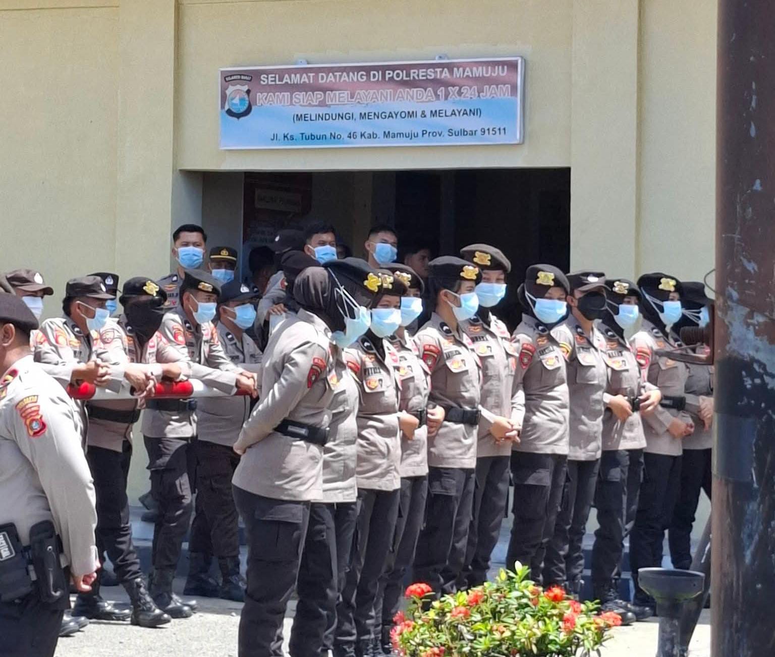 Polwan Polresta Mamuju Jadi Garda Terdepan Amankan Aksi Unjukrasa