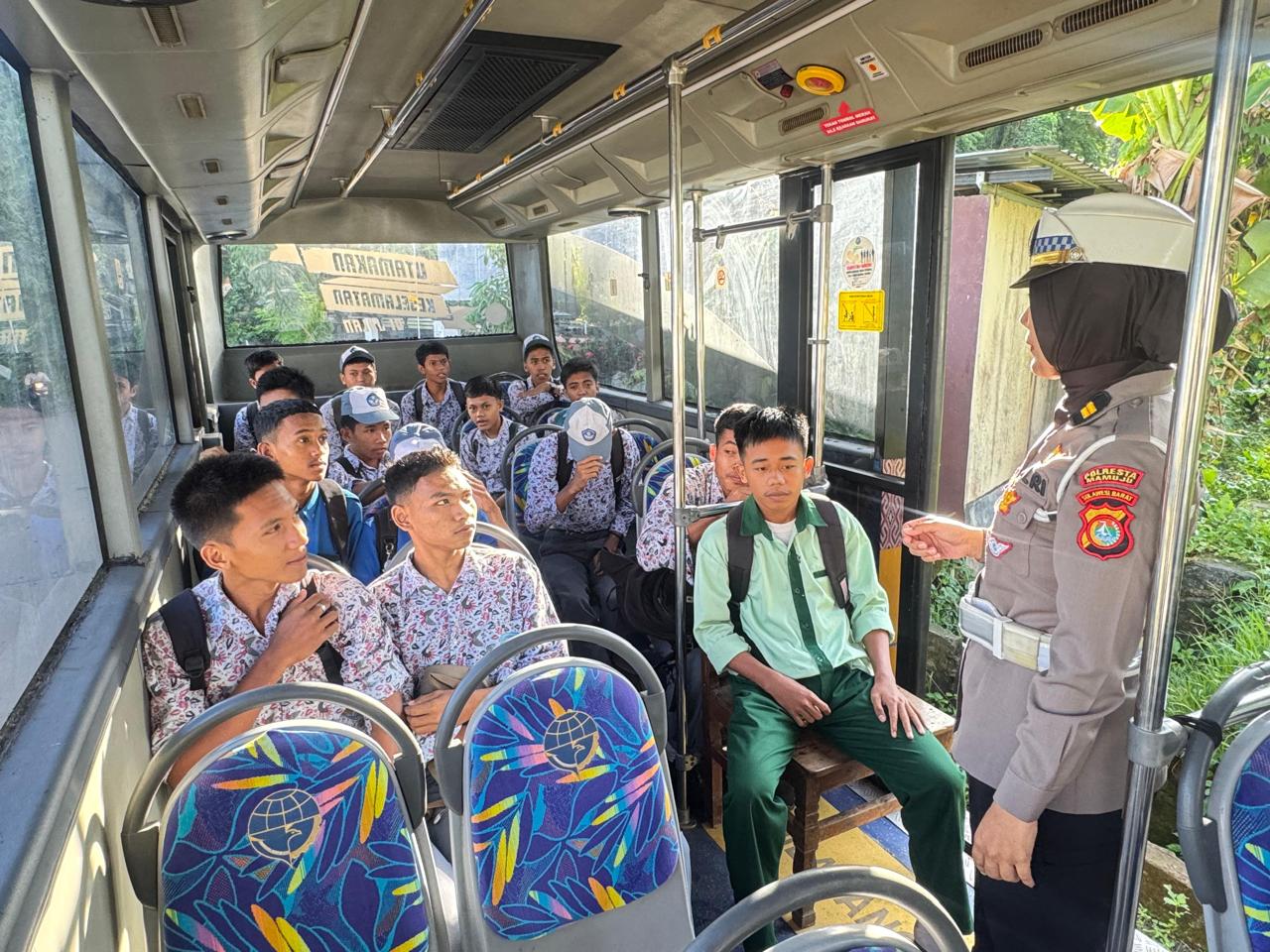 Rayakan HUT ke-70, Polantas Mamuju Edukasi Tertib Lalu Lintas di Bus Sekolah