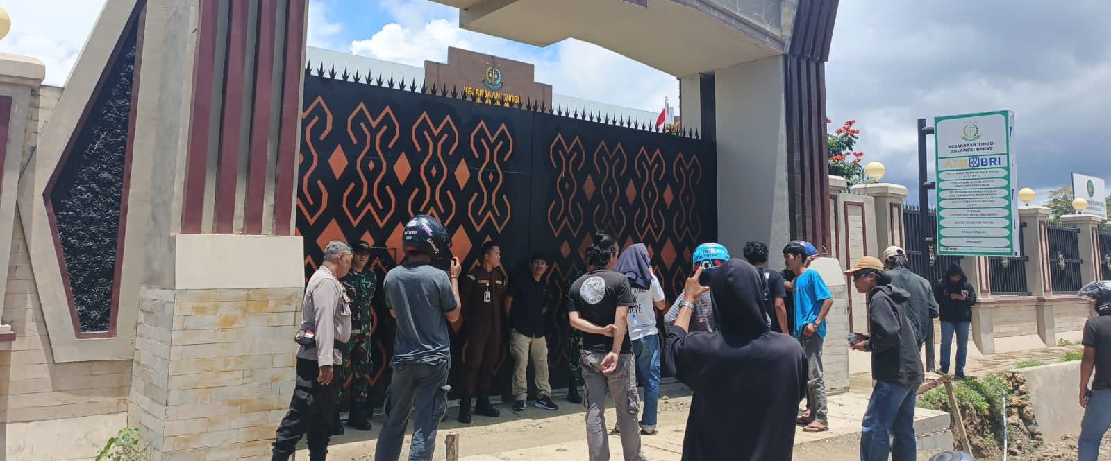 Polresta Mamuju Lakukan Pengamanan Unras di Pelabuhan Mamuju dan Kantor Kejati Sulbar