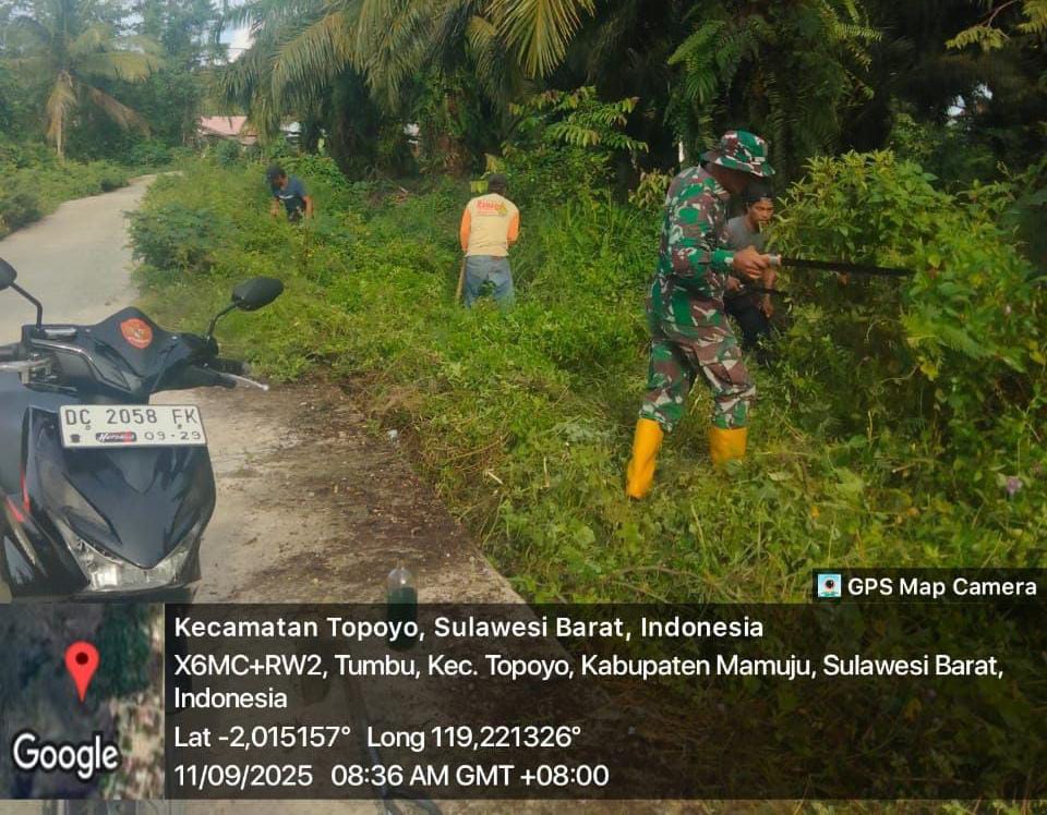 Wujud TNI Peduli, Babinsa Budong-Budong Bersihkan Pinggir Jalan Kecamatan