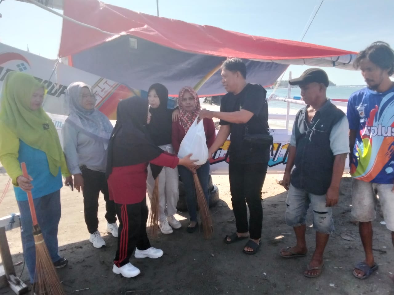 IJS Majene Kembali Berbagi Takjil Jumat Berkah Bagi Masyarakat