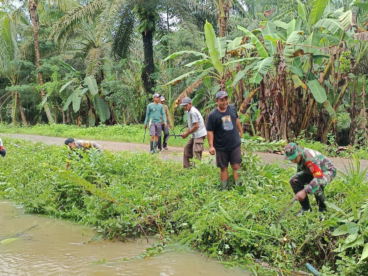 Babinsa Budong-budong Ajak Warga Jaga Kebersihan Lingkungan