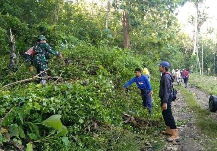 Babinsa Koramil 1418-03/Kalukku Gelar Karya Bakti Pembersihan Jalan dan Saluran Air