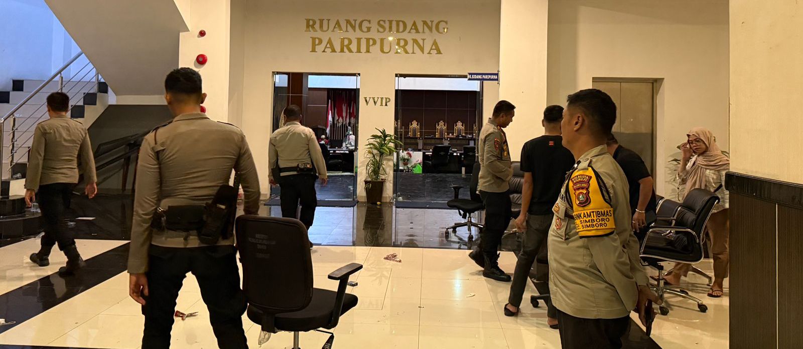 Massa Aksi Nginap di Kantor DPRD, Polresta Mamuju Lakukan Pengamanan 24 jam
