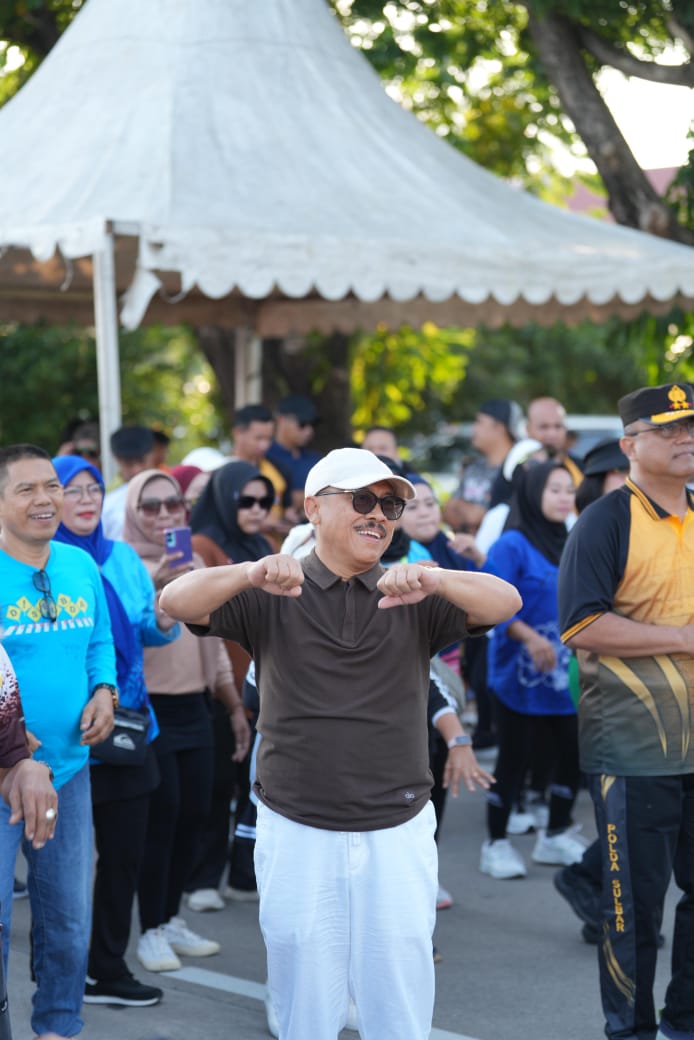Ribuan Warga Ikuti Kegiatan Jalan Santai, Suhardi Duka; Bergerak Bersama di Usia ke-21 Sulbar