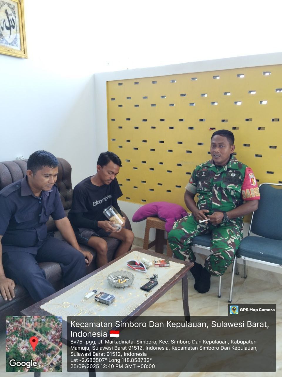 Babinsa Koramil 1418-01/Mamuju Laksanakan Puldata dan Ajak Warga Jaga Kebersihan Lingkungan