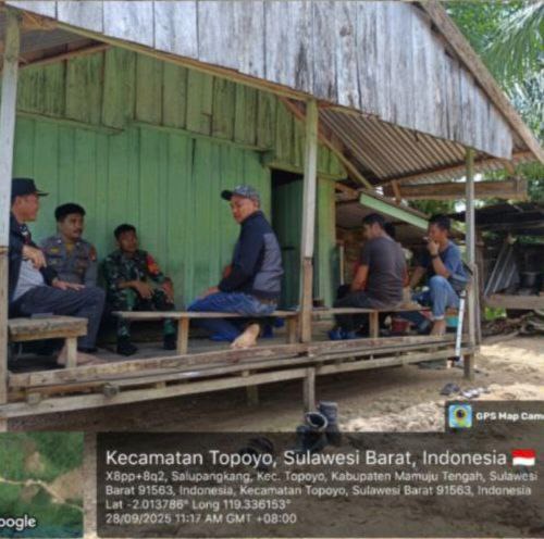 Babinsa Koramil 04/Budong-Budong Gelar Komsos dan Warga Jaga Kebersihan