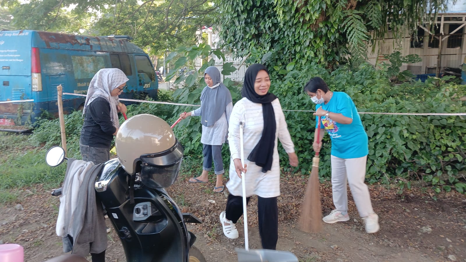Bangun Budaya Gotong Royong di Lingkungan Kerja, Dinas Kominfo Sulbar Gelar Jumat Bersih dan Olahraga Bersama
