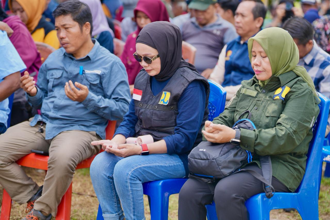 Rapat Turun Sawah di Polman, Gubernur Sulbar Lakukan Tatap Muka  Polman, Potretrakyat com; – Gubernur Sulawesi Barat (Sulbar) Suhardi Duka bersama jajaran pemerintah daerah menghadiri kegiatan rapat turun sawah (Mappalili) di wilayah irigasi Lakejo dan Sambulo-Sambulo, Kecamatan Tapango dan Matakali, Kabupaten Polewali Mandar (Polman), Jumat 24 Oktober 2025.  Kegiatan ini menjadi momentum penting bagi pemerintah dan masyarakat tani untuk menyamakan jadwal tanam serta memastikan kesiapan infrastruktur irigasi menjelang musim tanam kedua.  Dalam kesempatan tersebut, Gubernur Sulbar didampingi Bupati Polman Samsul Mahmud, Kepala Dinas PUPR Sulbar Surya Yuliawan Sarifuddin serta anggota DPRD Sulbar Samsul Samad dan Irfan. Pertemuan berlangsung penuh keakraban dengan sesi dialog terbuka antara petani, penyuluh pertanian dan pemerintah, terkait berbagai kendala lapangan, khususnya kondisi jaringan irigasi di wilayah Desa Dakka dan Desa Jambu Malea yang masih membutuhkan perbaikan.  Dalam sambutannya, Gubernur Sulbar Suhardi Duka menyampaikan komitmennya untuk terus mendukung pelaksanaan dan pencapaian program pertanian di wilayah ini secara maksimal. Ia menegaskan bahwa pemerintah provinsi siap bersinergi dengan pemerintah kabupaten, anggota DPRD, dan Dinas PUPR dalam memperkuat infrastruktur pertanian, terutama sistem irigasi yang menjadi penopang utama produksi pangan.  “Apalagi hari ini (Jumat 24 Oktober red.) saya didampingi langsung oleh anggota DPRD dan Kepala Dinas PUPR. Ini menandakan bahwa kita semua memiliki semangat yang sama untuk mendukung petani. Kegiatan seperti ini akan menjadi langkah nyata menuju kemandirian pangan dan swasembada kita di Sulbar nantinya,” ujar Suhardi Duka.  Saat ini, dimensi saluran tersier di beberapa titik irigasi masih memiliki ukuran 60 cm di bagian atas dan 40 cm di bawah, sehingga distribusi air belum optimal. Petani mengusulkan peningkatan dimensi hingga 80 cm serta rehabilitasi saluran sekunder sepanjang 500 meter, disertai perbaikan pintu air dan tanggul di Dusun 1 dan Dusun 2 Desa Dakka. Sumber air utama berasal dari Riso, yang mengalir hingga ke Kalimbua, Kurra, Mamasa, dan Messawa, menjadikan kawasan ini strategis untuk peningkatan produktivitas pertanian.  Daerah irigasi Lakejo mencakup 1.265 hektare lahan pertanian dengan tujuh kelompok P3A aktif di bawah koordinasi Hasman, yaitu P3A Lajampi, Tirta Mas, Semangat, Sabar Menunggu, Mekka, Pole Kita, dan Meteorologi. Sementara jaringan Sambulo-Sambulo melayani 568,30 hektare lahan di Desa Dakka dan Desa Jambu Malea, dan jaringan Pelita Emas mencakup 294,45 hektare di wilayah Kelurahan Pelitakan, Desa Banato, Indo Makkombong, dan Desa Tonrolima.  Kepala Bidang Pengelolaan Sumber Daya Air (PSDA) Dinas PUPR Sulbar, Suriana Zain, dalam kesempatan yang sama menyampaikan rasa syukur atas kelancaran kegiatan tersebut.  “Hari ini adalah hari yang berbahagia, karena apa yang direncanakan dapat berjalan dengan baik. Capaian kita hari ini adalah capaian yang sangat baik untuk masyarakat petani serta masyarakat Sulbar secara umum,” ujar Suriana Zain.  “Panen dua kali setahun akan kita maksimalkan, tentunya dengan irigasi yang lebih maksimal lagi. Ini tentu perlu dukungan semua pihak agar kami dapat bekerja lebih baik dan lebih maksimal lagi ke depannya,” tambahnya.  Selain jajaran PSDA, kegiatan ini juga dihadiri oleh tim Dinas PUPR Sulbar dari bidang Jasa Konstruksi (Jakon), bagian Program, serta tim Sekretariat Dinas yang turut melakukan monitoring bersama guna memastikan dukungan lintas bidang terhadap pelaksanaan kegiatan irigasi di lapangan. Kehadiran tim teknis ini menunjukkan komitmen Dinas PUPR untuk bekerja terintegrasi dalam setiap program yang berkaitan langsung dengan kesejahteraan petani dan penguatan infrastruktur daerah.  Turut hadir para penyuluh dari Balai Penyuluh Pertanian (BPP), tokoh masyarakat, serta kelompok petani dari Kecamatan Tapango dan Matakali. Acara diakhiri dengan doa dan syukuran bersama sebagai ungkapan rasa syukur atas hasil panen dan harapan agar musim tanam berikutnya berjalan lebih baik dan produ