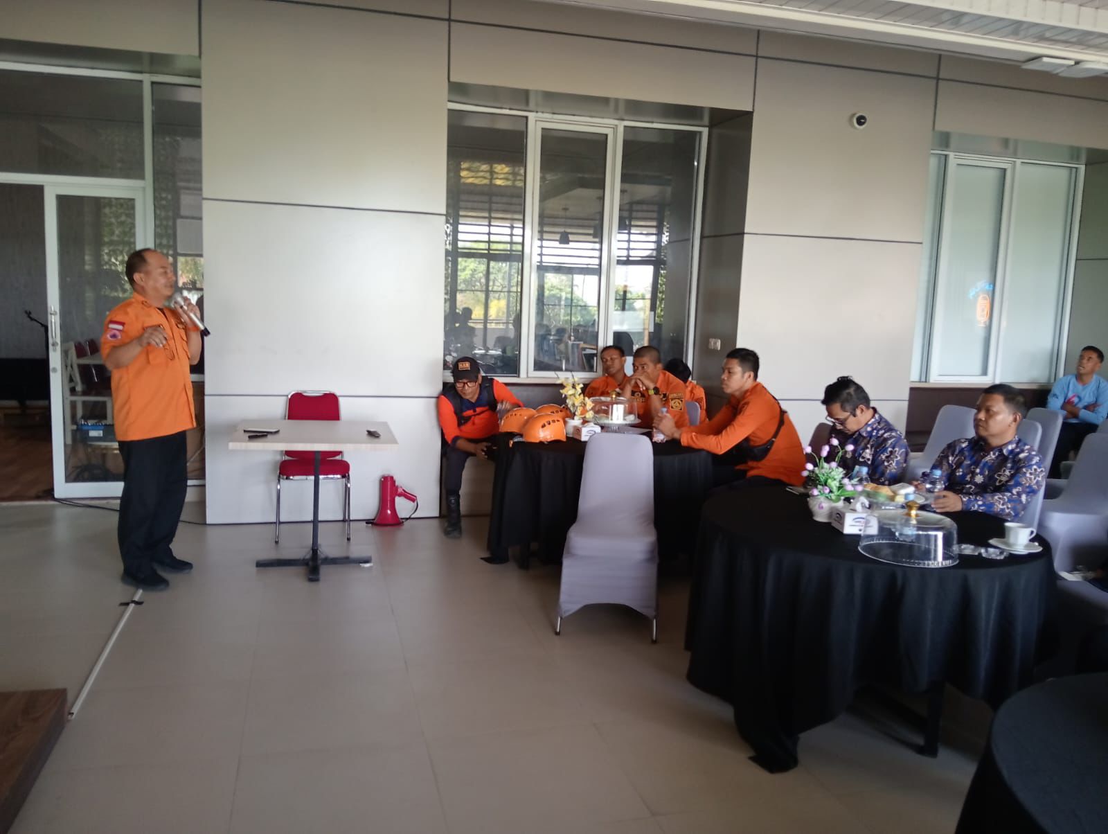 Simulasi Gempa di Kantor BPKP Sulbar, BPBD Sulbar Paparkan Materi “Teknik Segitiga Kehidupan”